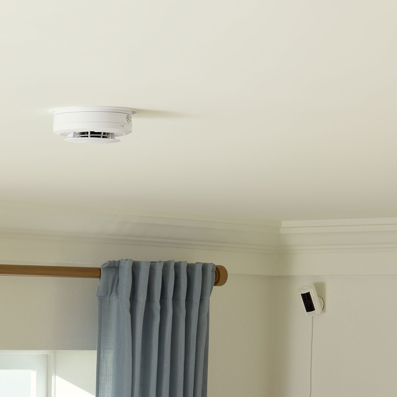 KIDDE Battery Smart Smoke & Carbon Monoxide Alarm  - KIDDE Battery Smart Smoke & Carbon Monoxide Alarm in living room.